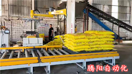 有機(jī)肥料立柱碼垛機(jī)器人使用現(xiàn)場(chǎng)