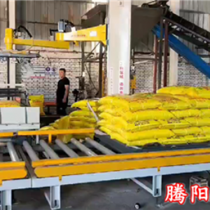 有機(jī)肥料立柱碼垛機(jī)器人使用現(xiàn)場(chǎng)