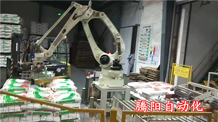 飼料碼垛機(jī)器人雙線碼垛幫助企業(yè)打造立體倉庫