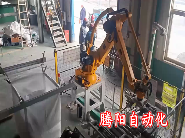 噸包碼垛機器人直接把產(chǎn)品裝入噸包內(nèi)